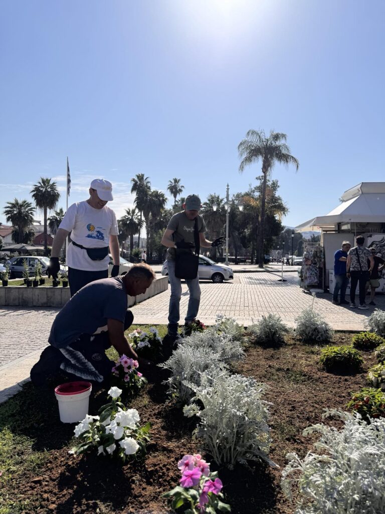 δράση φύτευσης λουλουδιών στην Πλατεία Τριών Ναυάρχων στο Ναύπλιο