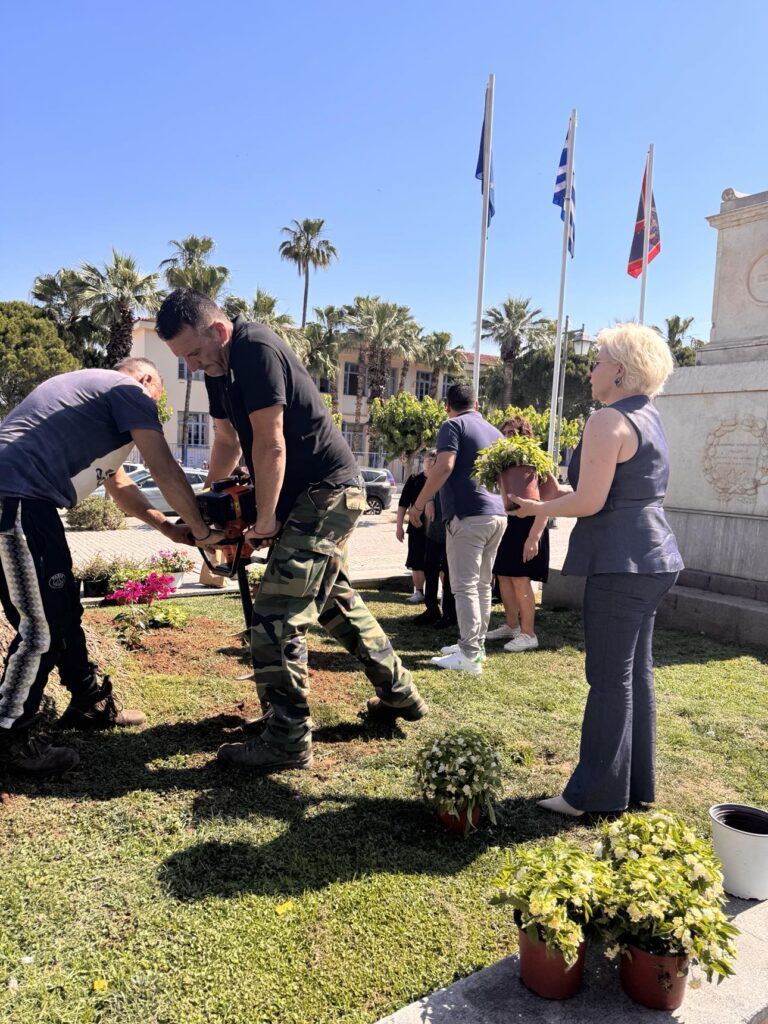 δράση φύτευσης λουλουδιών στην Πλατεία Τριών Ναυάρχων στο Ναύπλιο