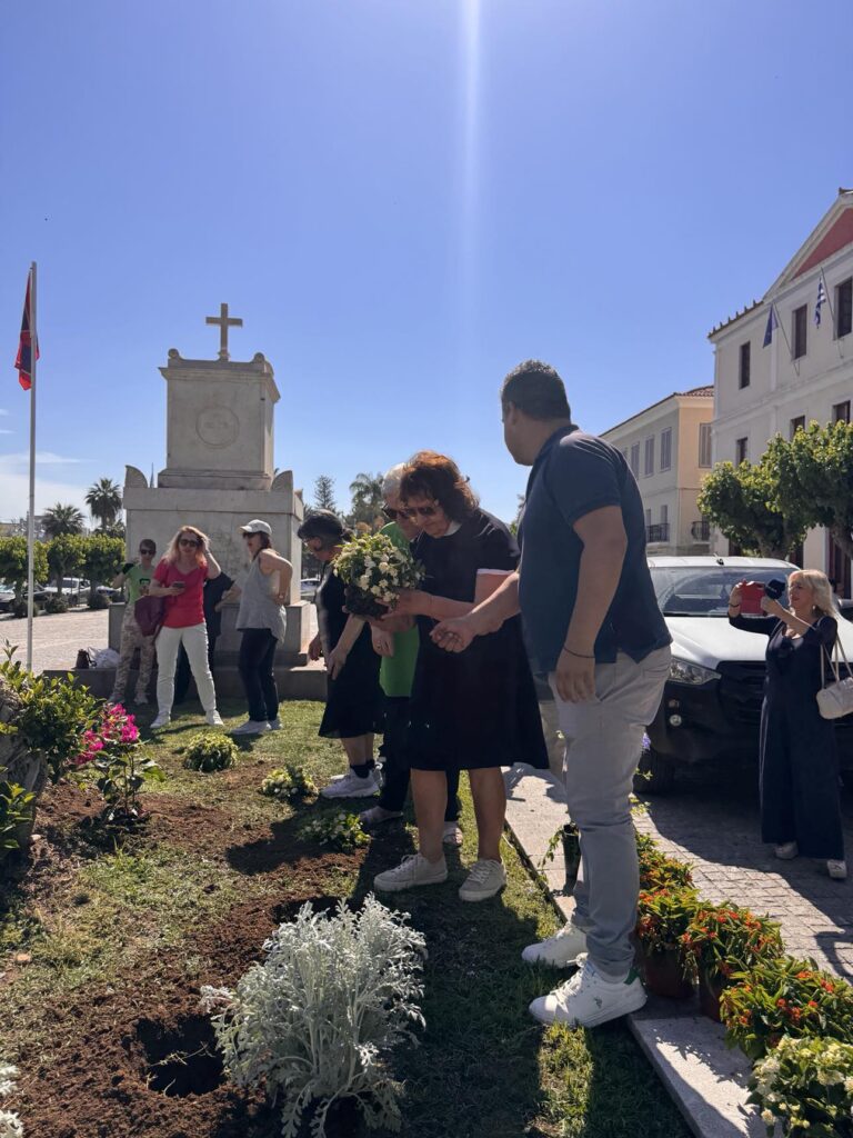 δράση φύτευσης λουλουδιών στην Πλατεία Τριών Ναυάρχων στο Ναύπλιο