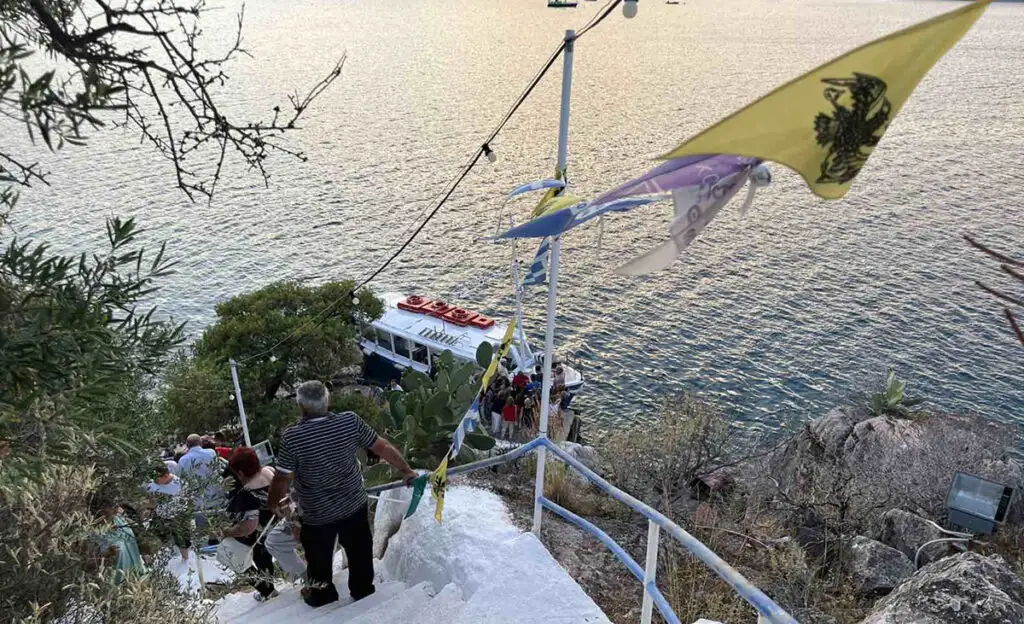 Κορωνήσι Τολού καραβάκι