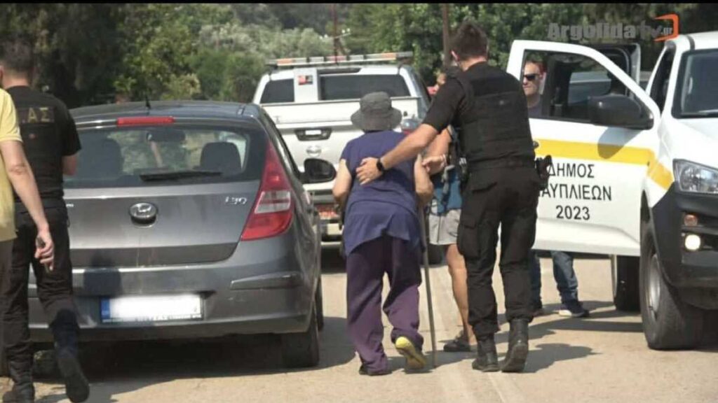φωτιά Καρνεζαίικα, γυναίκα που απομακρύνεται - foria karnezeika