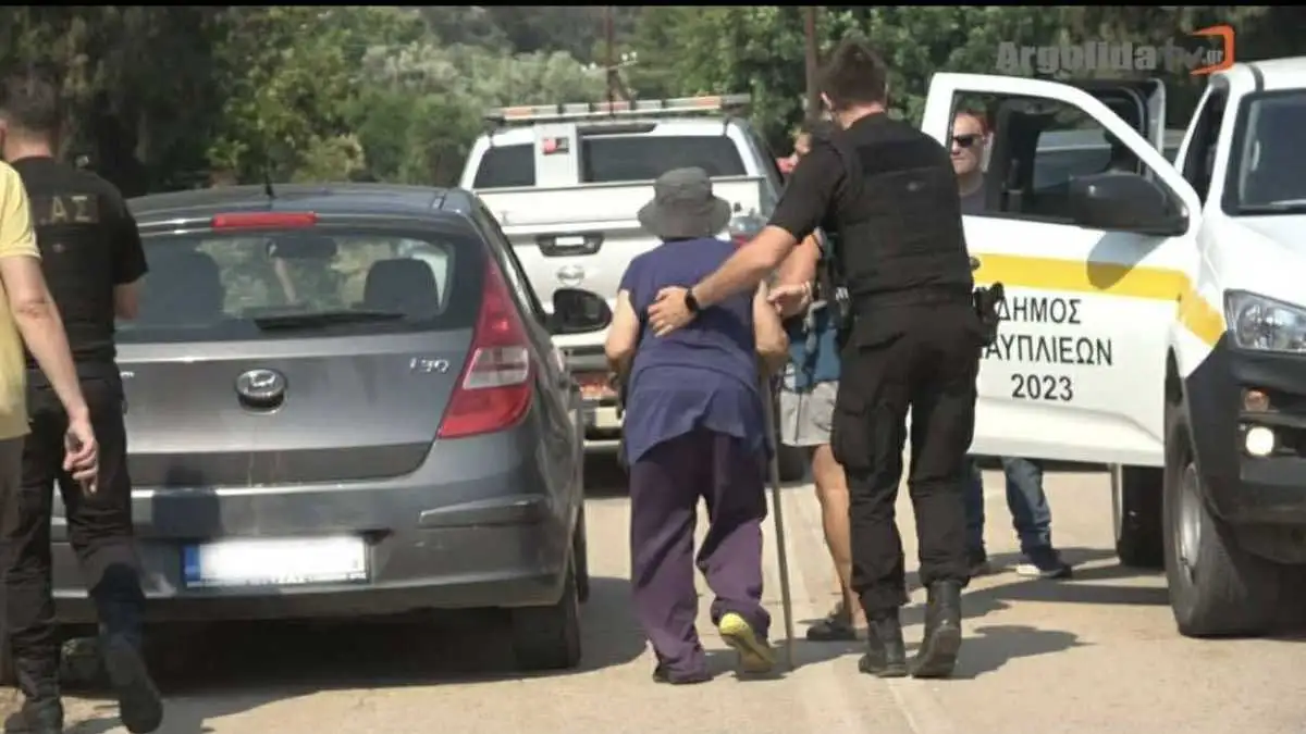 Φυγή μέσα στις φλόγες: Μια γυναίκα που σώζεται, ένας άντρας που μένει – Δύο ιστορίες που σημάδεψαν τη φωτιά στα Καρνεζαίικα
