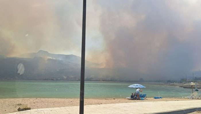 Μαίνεται ανεξέλεγκτη η φωτιά στη Λακωνία – Εκκενώθηκαν Καραβοστάσι και Πλύτρα