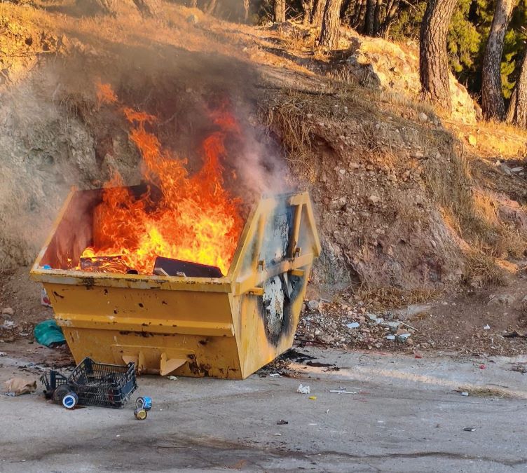 φωτιά σε κάδο Ερμιόνη - fotia se kado kranidi 1