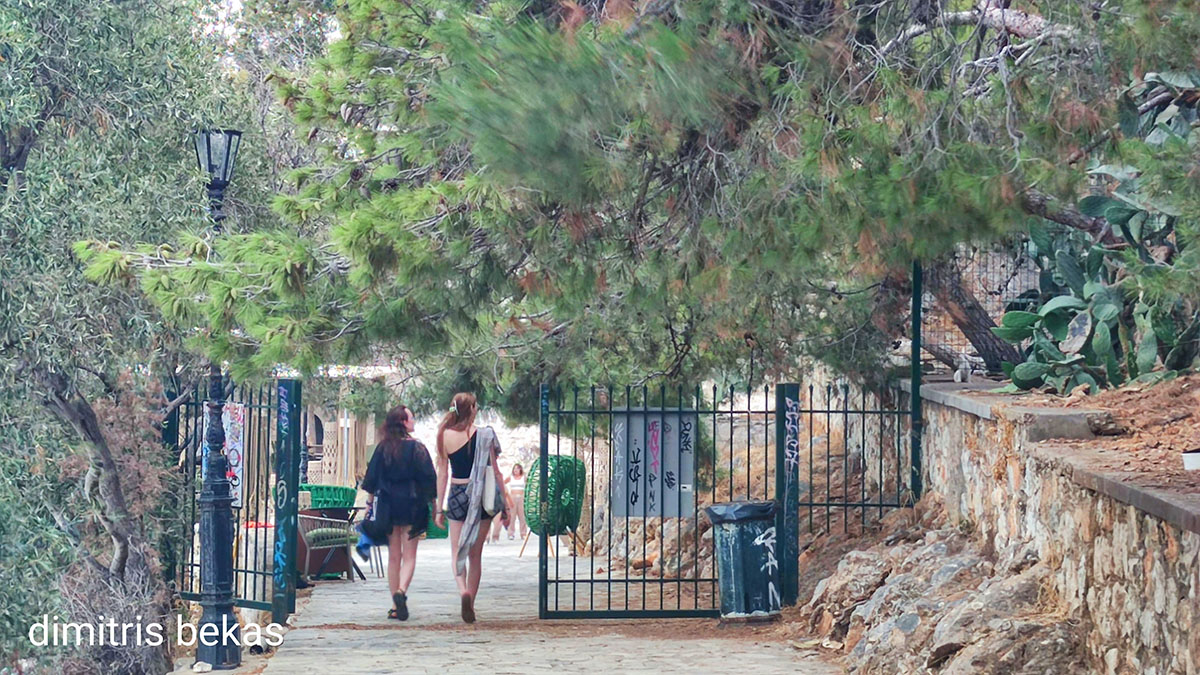 Ναύπλιο: Περπατούν στον «κλειστό» Γύρο της Αρβανιτιάς με τις πύλες ορθάνοιχτες