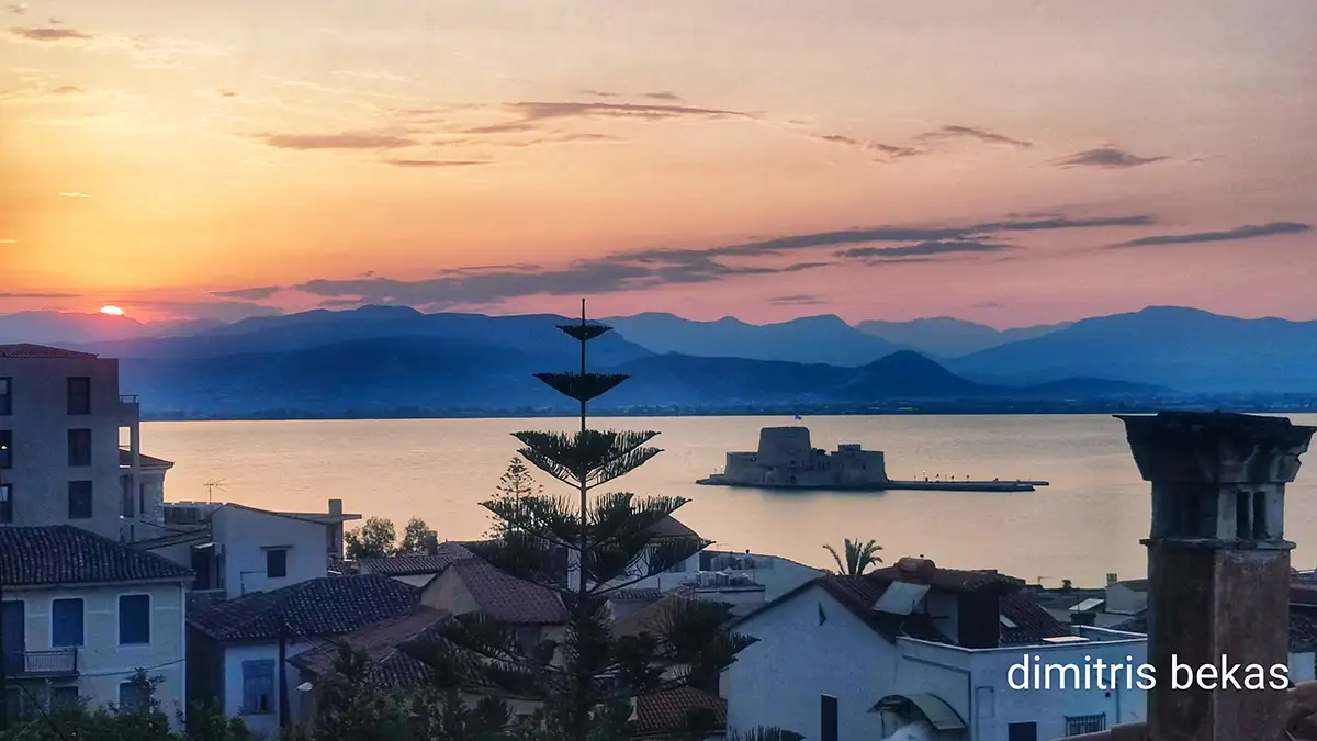 Ηλιοβασίλεμα στο Ναύπλιο: Το Μπούρτζι μέσα σε ένα πορτοκαλί όνειρο