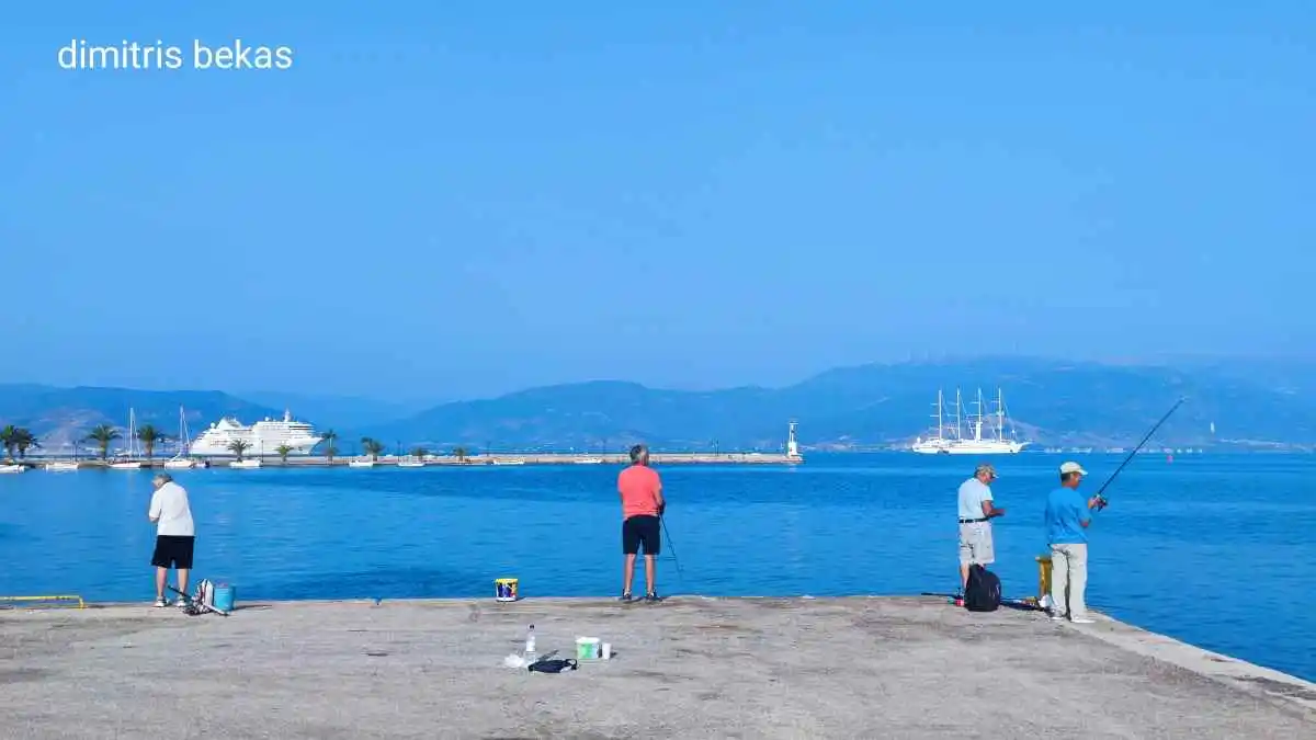 Ιστιοφόρο και κρουαζιερόπλοιο «έπιασαν» στο λιμάνι του Ναυπλίου