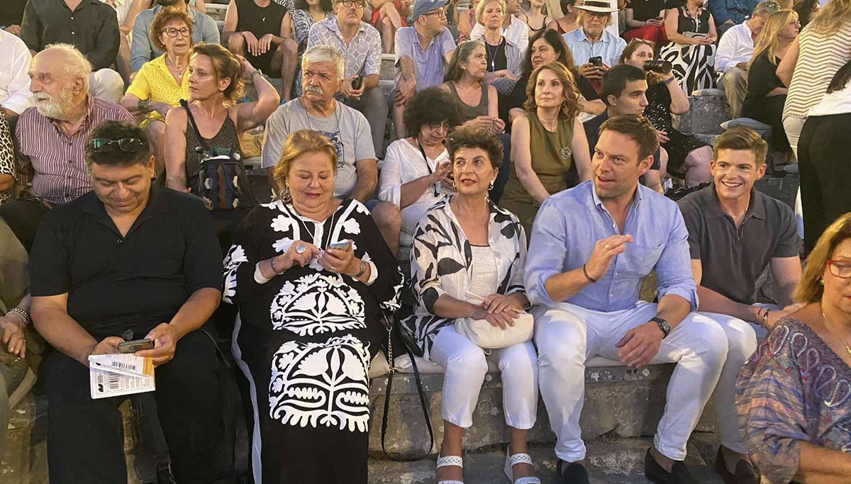 Ξανά στην Επίδαυρο ο Κασσελάκης – Στην Αντιγόνη μαζί με τον Τάιλερ