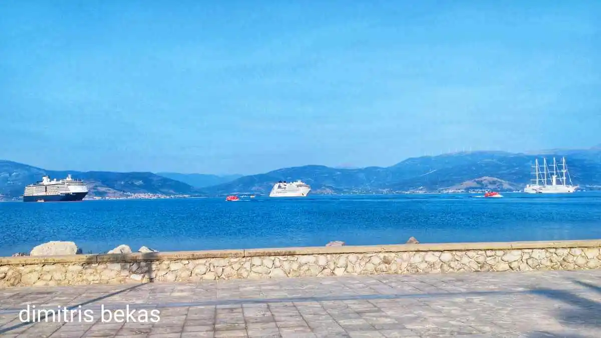 Σάλπισμα από δύο κρουαζιερόπλοια και ένα ιστιοφόρο στο Ναύπλιο