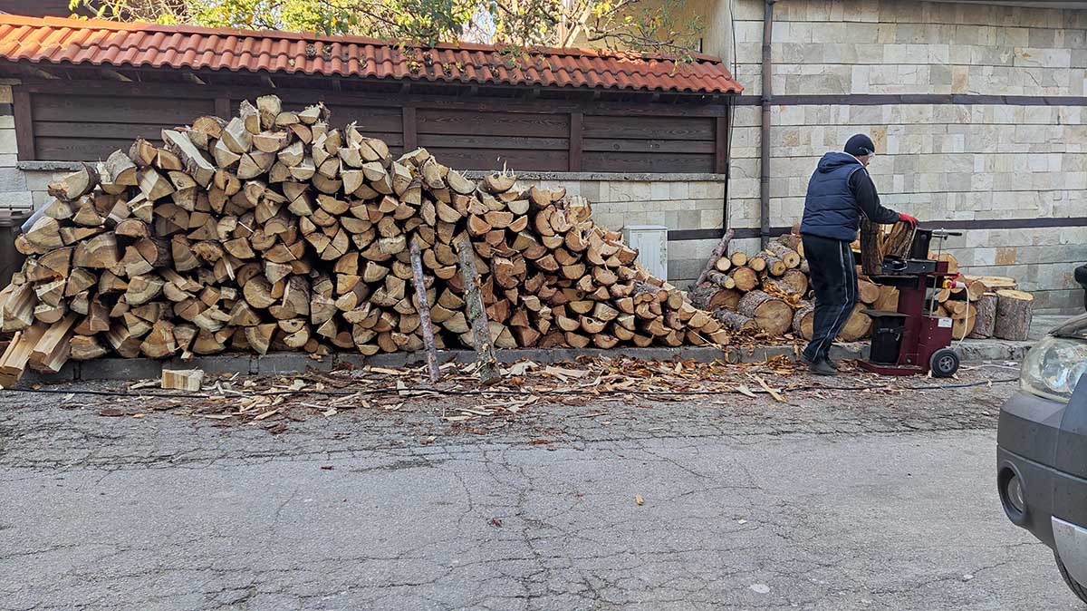 Δωρεάν καυσόξυλα σε ευπαθείς ομάδες από τον Δήμο Λουτρακίου – Περαχώρας – Αγίων Θεοδώρων