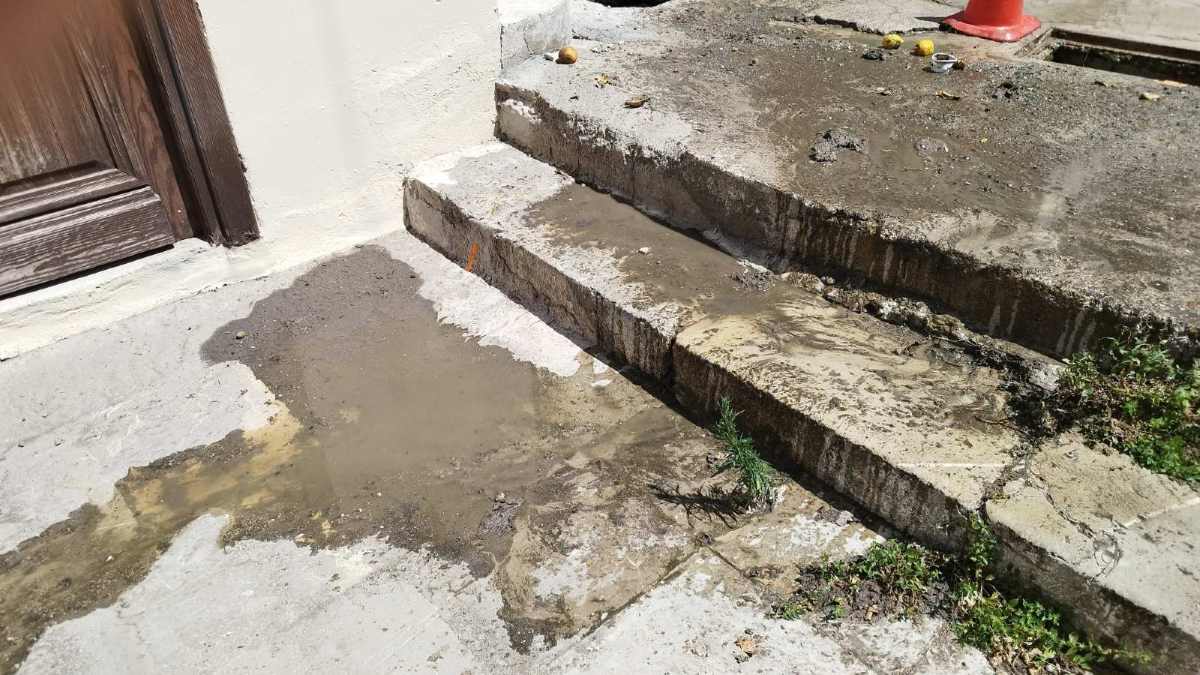 Αποπνικτική Κυριακή στην Παλιά Πόλη Ναυπλίου – Τα λύματα ξεχείλισαν στον Ψαρομαχαλά