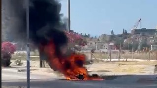 Σοκαριστικό βίντεο: Δείτε τη μηχανή να τυλίγεται στις φλόγες στην παραλιακή Ναυπλίου – Νέας Κίου