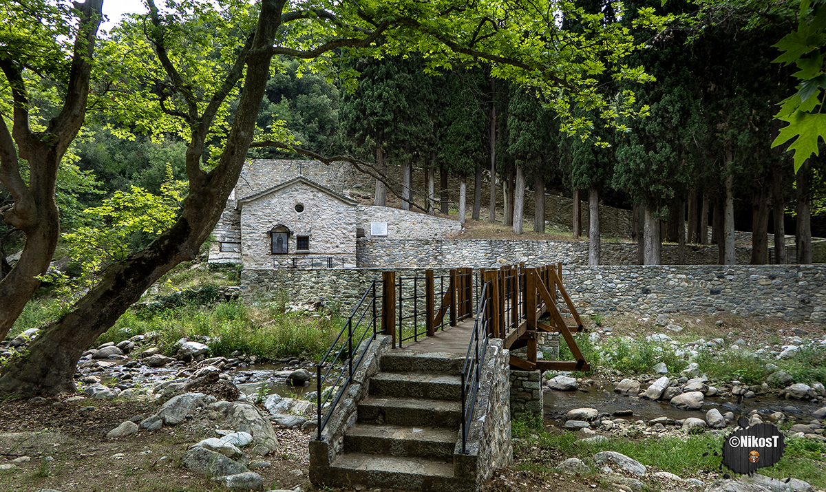 Μοναδικός περίπατος στη φύση με πέτρινα γεφύρια, πλατάνια και ένα ιστορικό Παρεκκλήσι