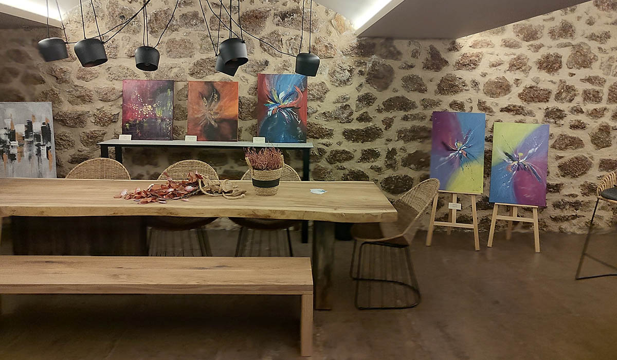 Μια νέα δημιουργός από την Νεμέα ταράσσει τα «ήρεμα νερά» της πόλης