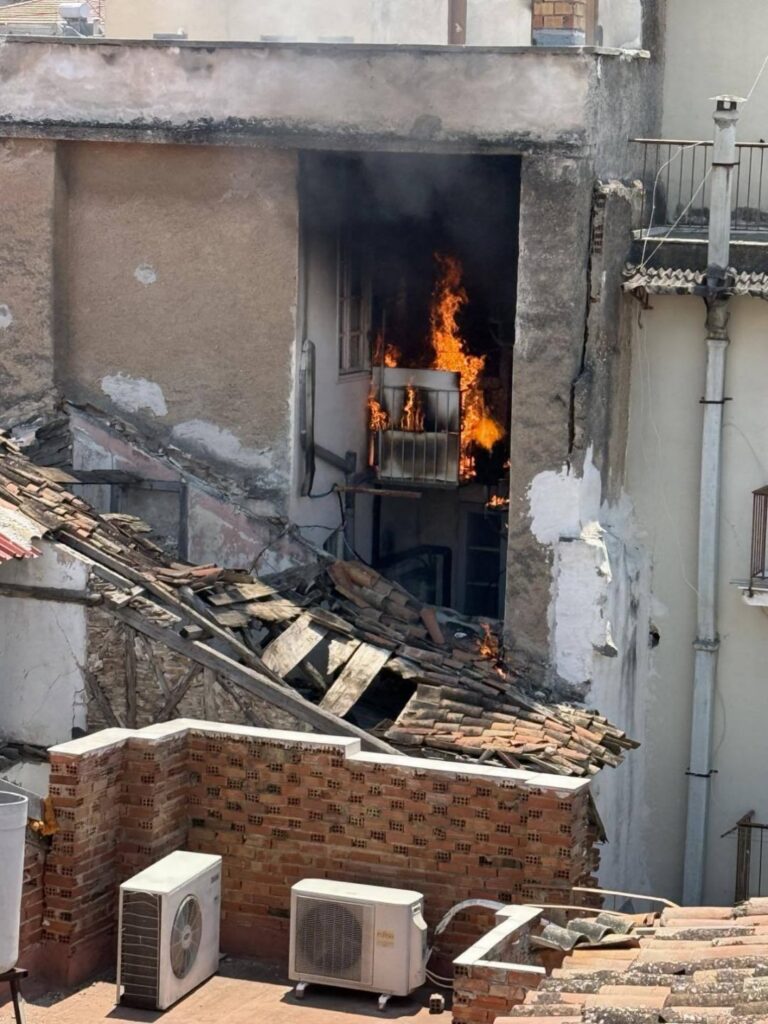Πυρκαγιά στην οδό Σταϊκοπούλου στο Παλιό Ναύπλιο
