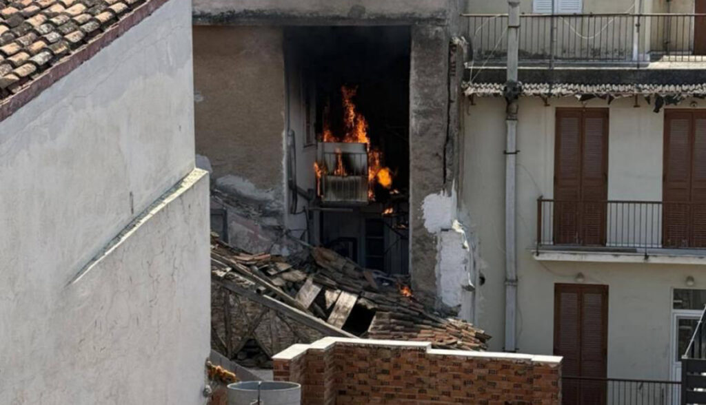 Πυρκαγιά στην οδό Σταϊκοπούλου στο Παλιό Ναύπλιο