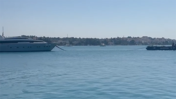 Ολοκληρώθηκε η ρυμούλκηση της καμένης θαλαμηγού στο Πορτοχέλι