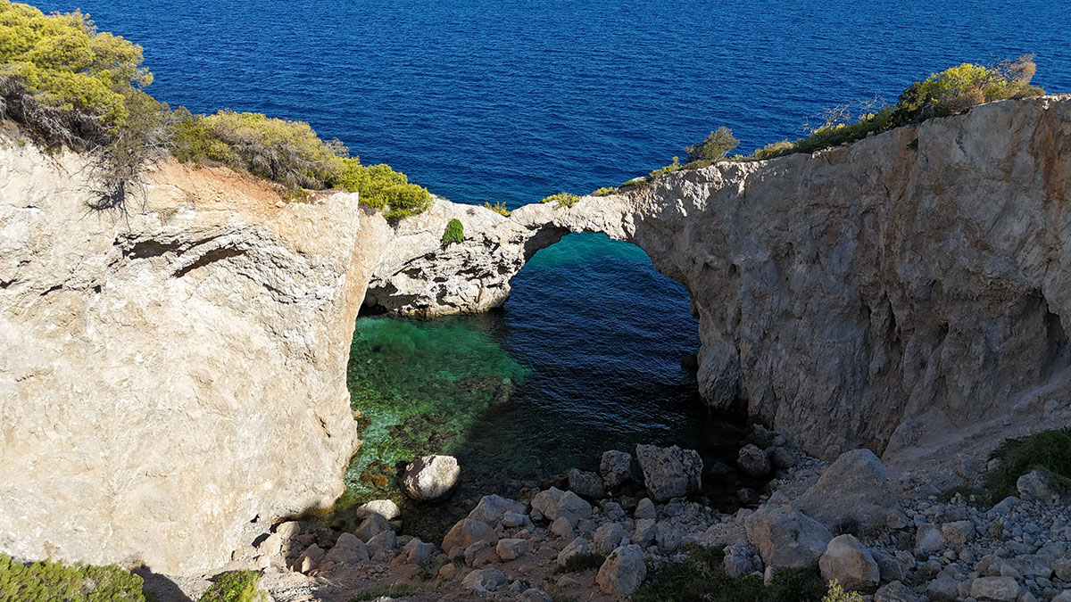 Η κρυμμένη παραλία της Κορινθίας που δεν τη βλέπει ποτέ ο ήλιος (Βίντεο)