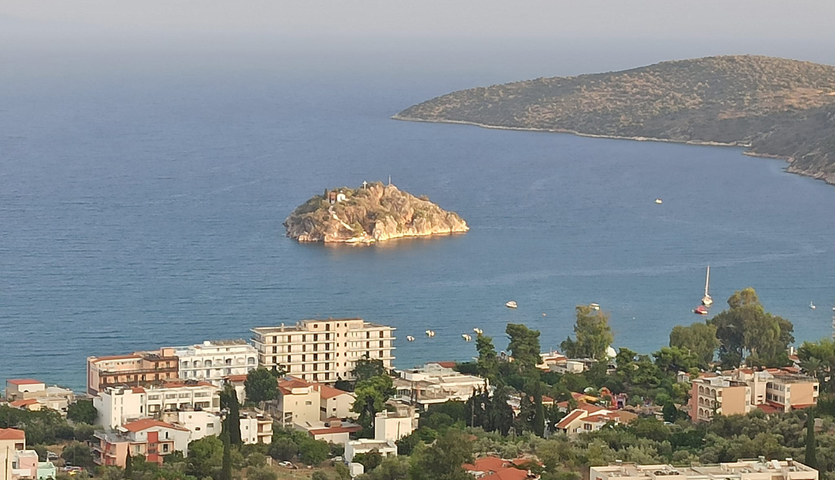 Τολό: Γιορτάζει το εκκλησάκι των Αγίων 12 Αποστόλων στο Κορωνήσι