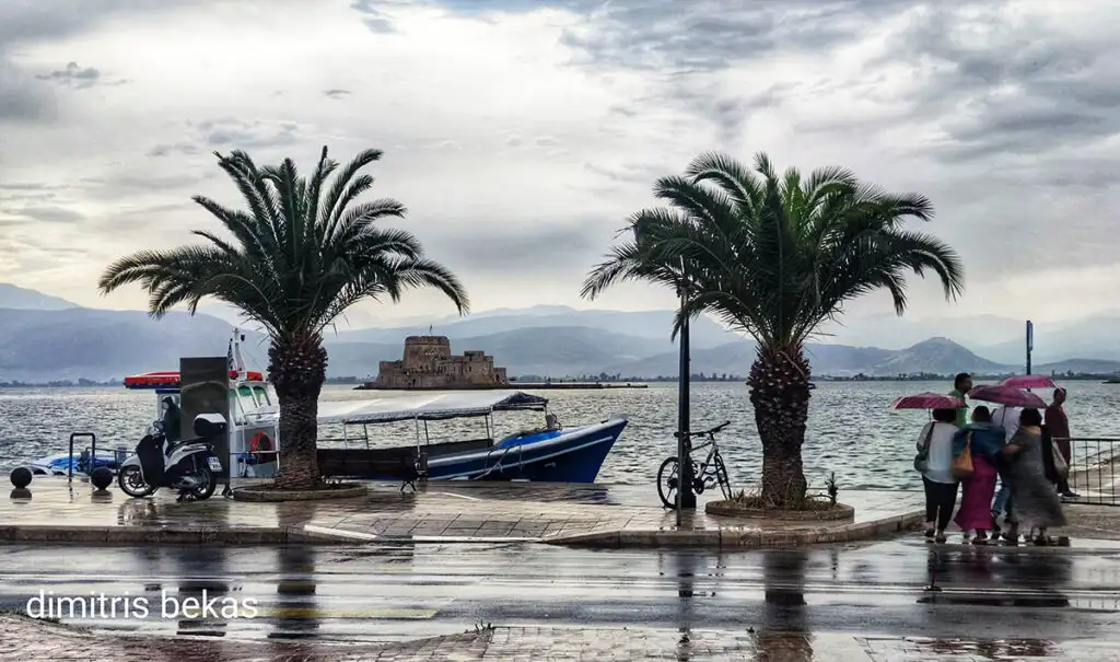 Τουρίστες με βροχή στο Ναύπλιο στις 21-6-2025