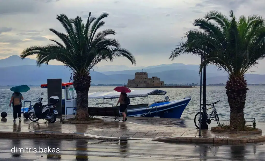 Τουρίστες με βροχή στο Ναύπλιο στις 21-6-2025