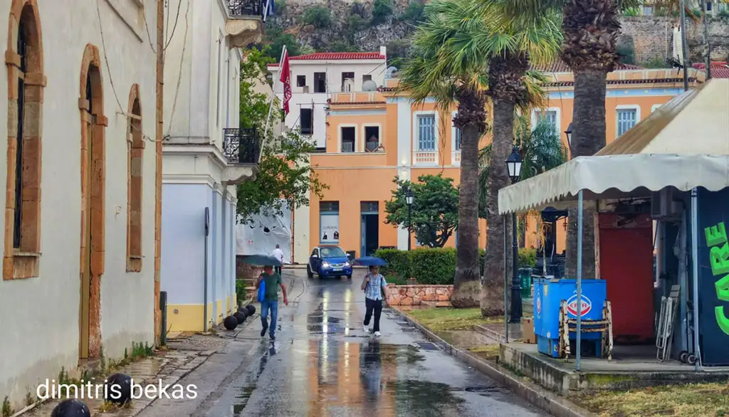 Τουρίστες με βροχή στο Ναύπλιο στις 21-6-2025