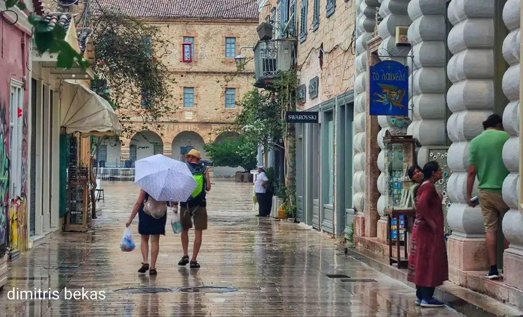 Τουρίστες με βροχή στο Ναύπλιο στις 21-6-2025