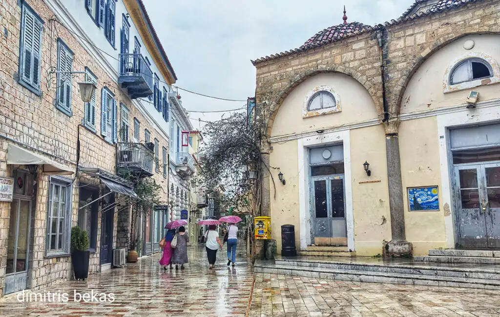 Τουρίστες με βροχή στο Ναύπλιο στις 21-6-2025