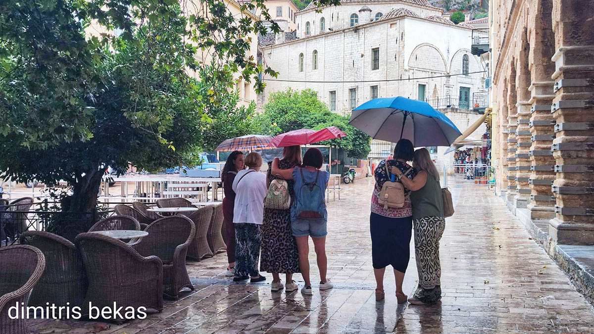 Οι τουρίστες έδωσαν χρώμα στο βροχερό Ναύπλιο (Pics)