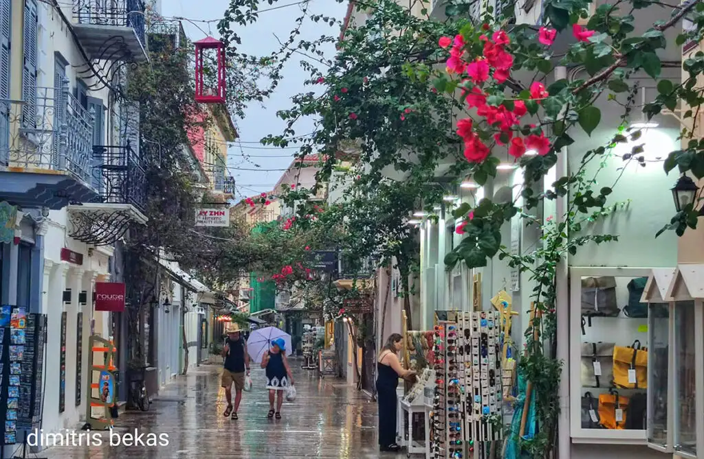 Τουρίστες με βροχή στο Ναύπλιο στις 21-6-2025