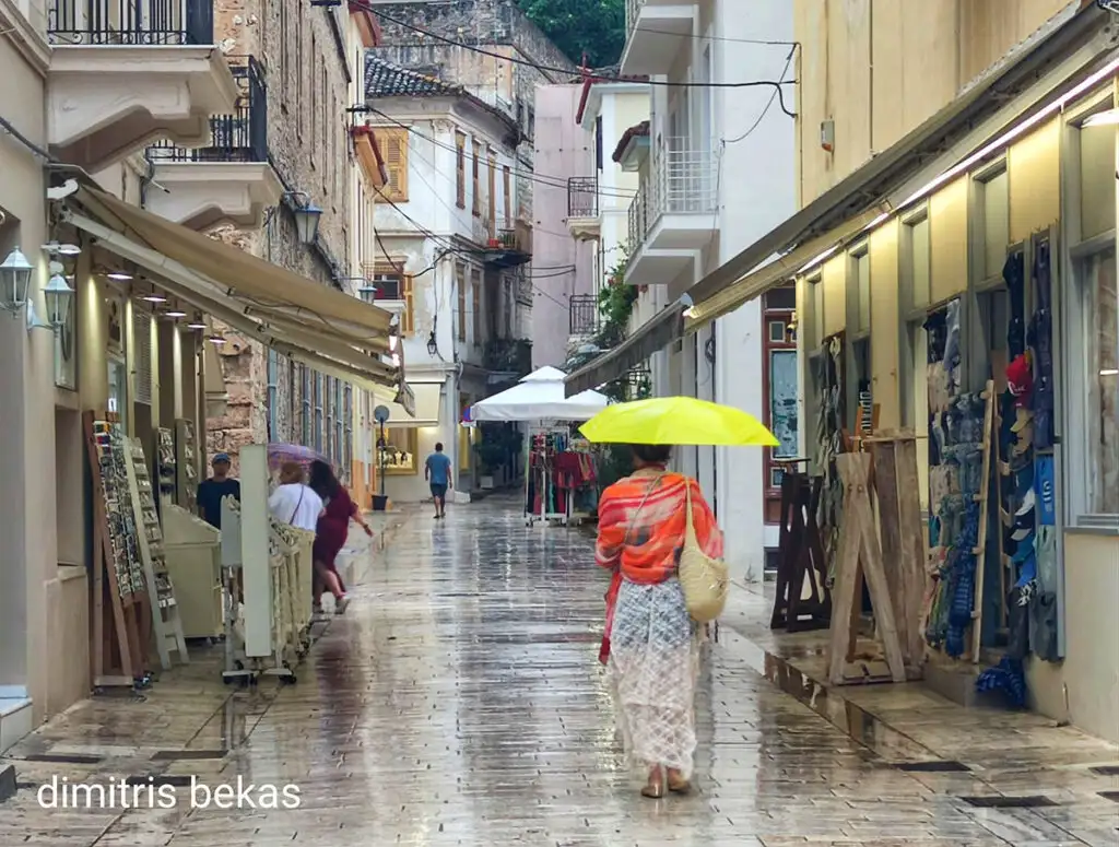 Τουρίστες με βροχή στο Ναύπλιο στις 21-6-2025