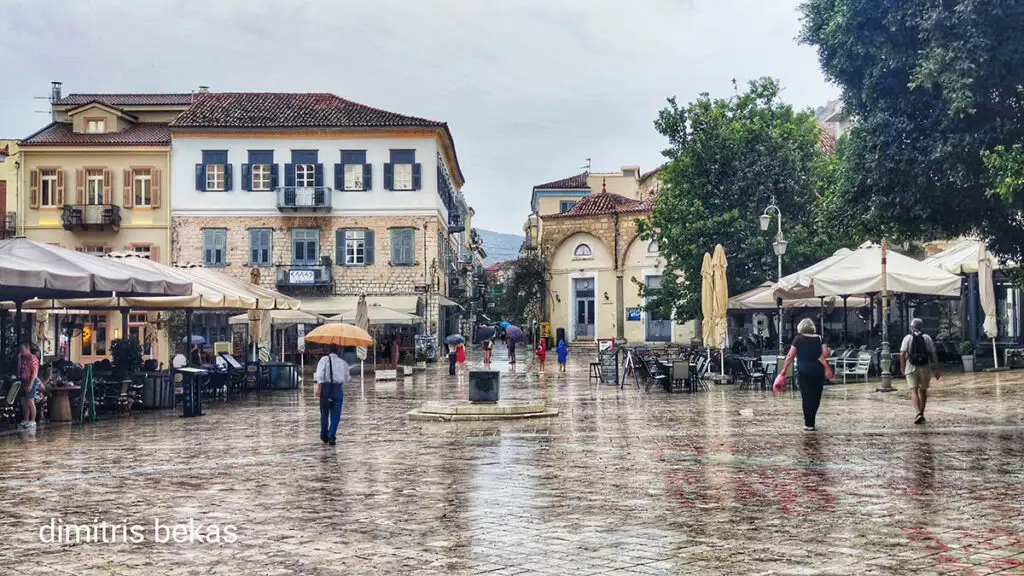Τουρίστες με βροχή στο Ναύπλιο στις 21-6-2025