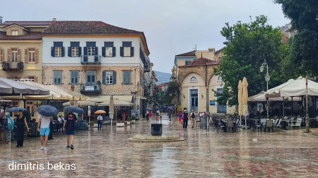 Τουρίστες με βροχή στο Ναύπλιο στις 21-6-2025