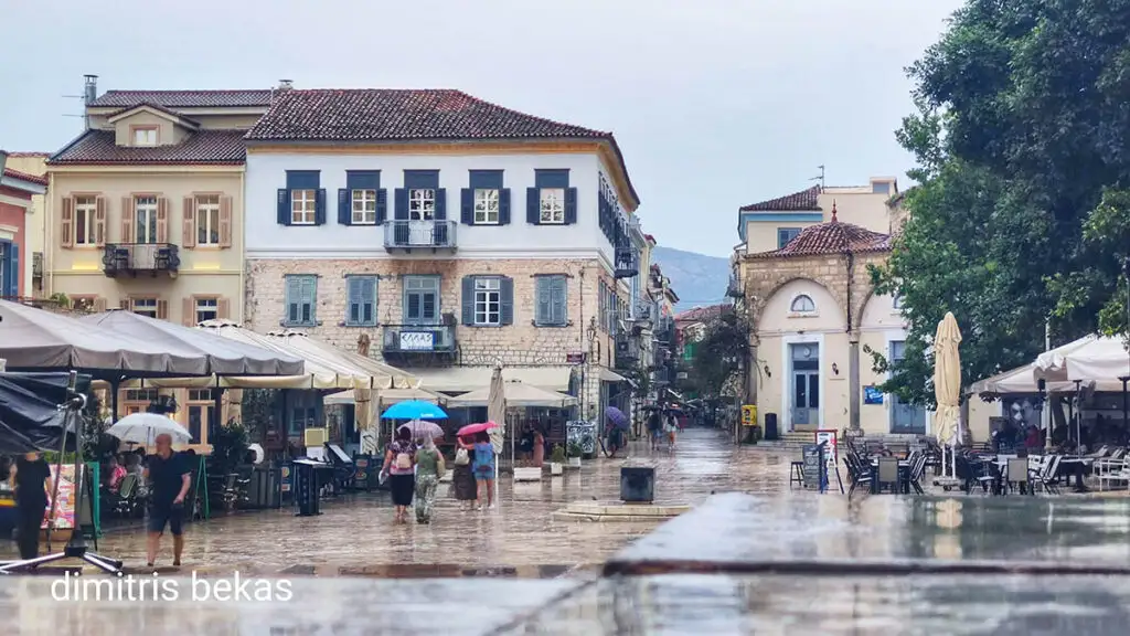 Τουρίστες με βροχή στο Ναύπλιο στις 21-6-2025