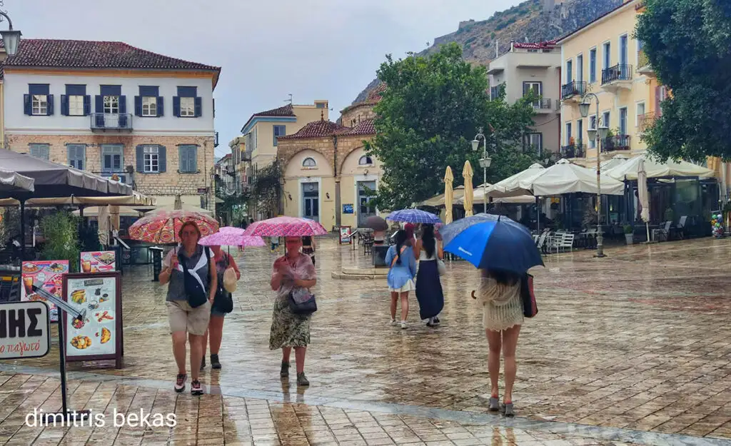 Τουρίστες με βροχή στο Ναύπλιο στις 21-6-2025