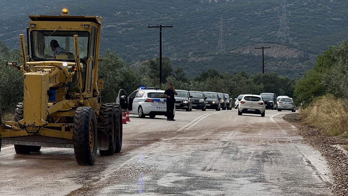 Αργολίδα: Χαλάζι και φερτά υλικά έκοψαν δρόμους σε Στέρνα και Μαλαντρένι