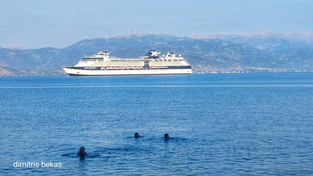 Ναύπλιο: Μπάνιο στη “Γλώσσα” με φόντο την πολυτέλεια του Celebrity Infinity