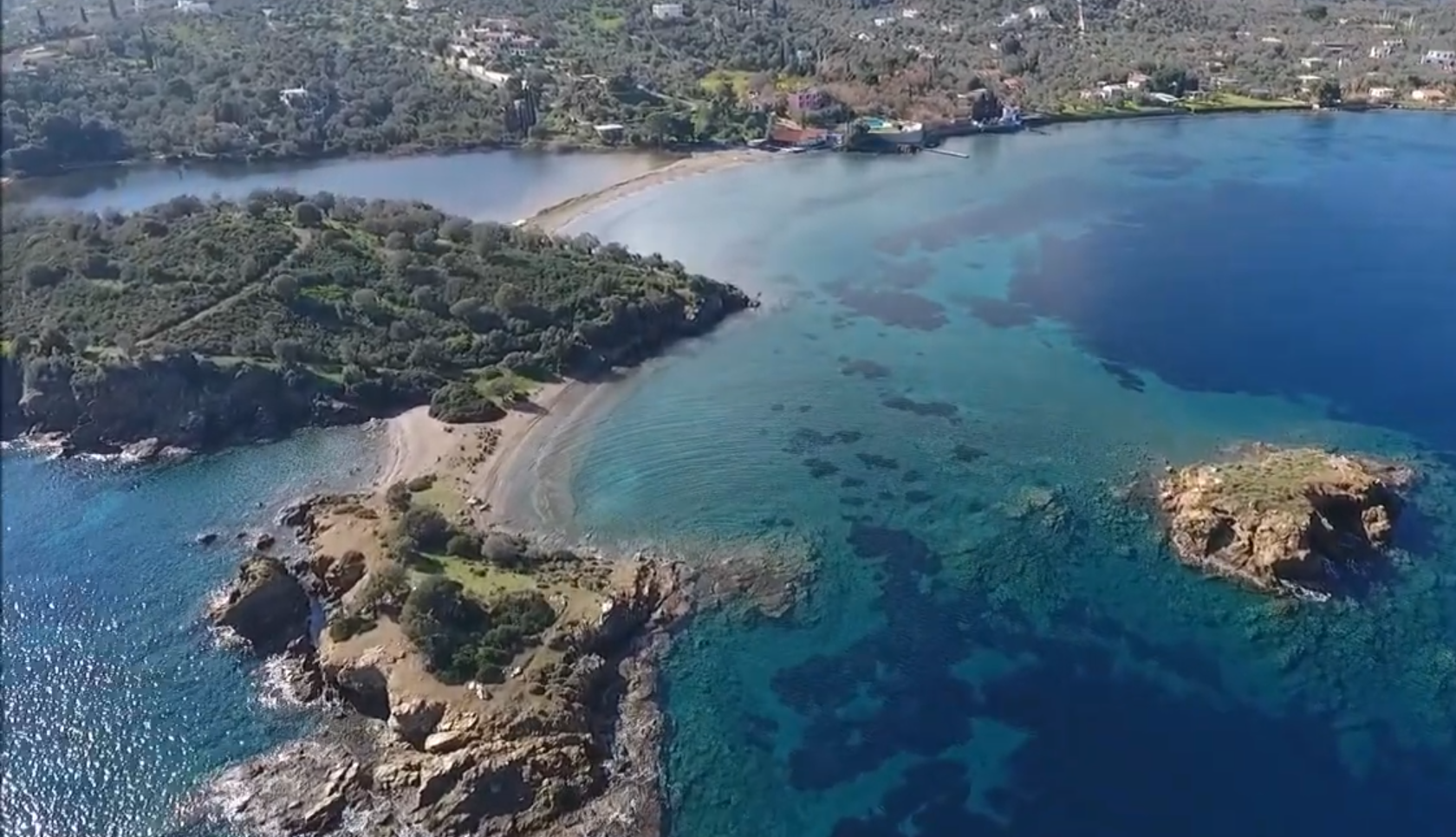 Αλυκή: Η παραδεισένια παραλία απέναντι από τον Πόρο με το άγνωστο Μπούρτζι