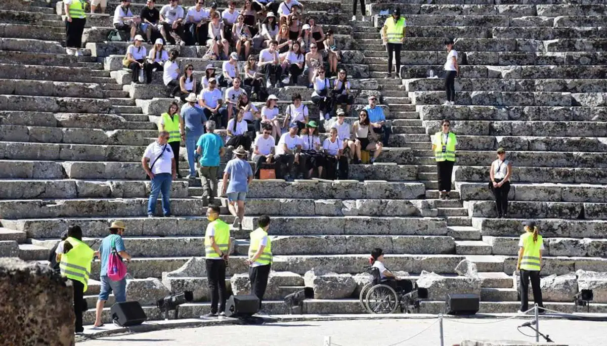 Άσκηση στο Αρχαίο Θέατρο Επιδαύρου: Τι γίνεται όταν ξεσπά πυρκαγιά κατά τη διάρκεια παράστασης;
