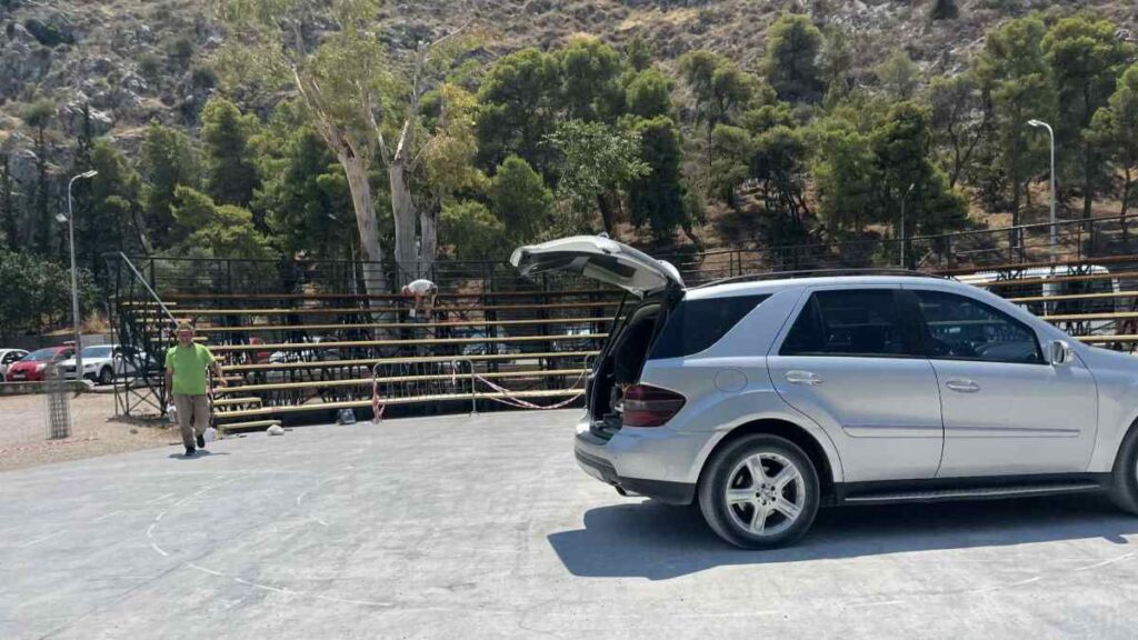 Θεατράκι Οσε Εργατες λουστράρουν ξύλινα καθίσματα