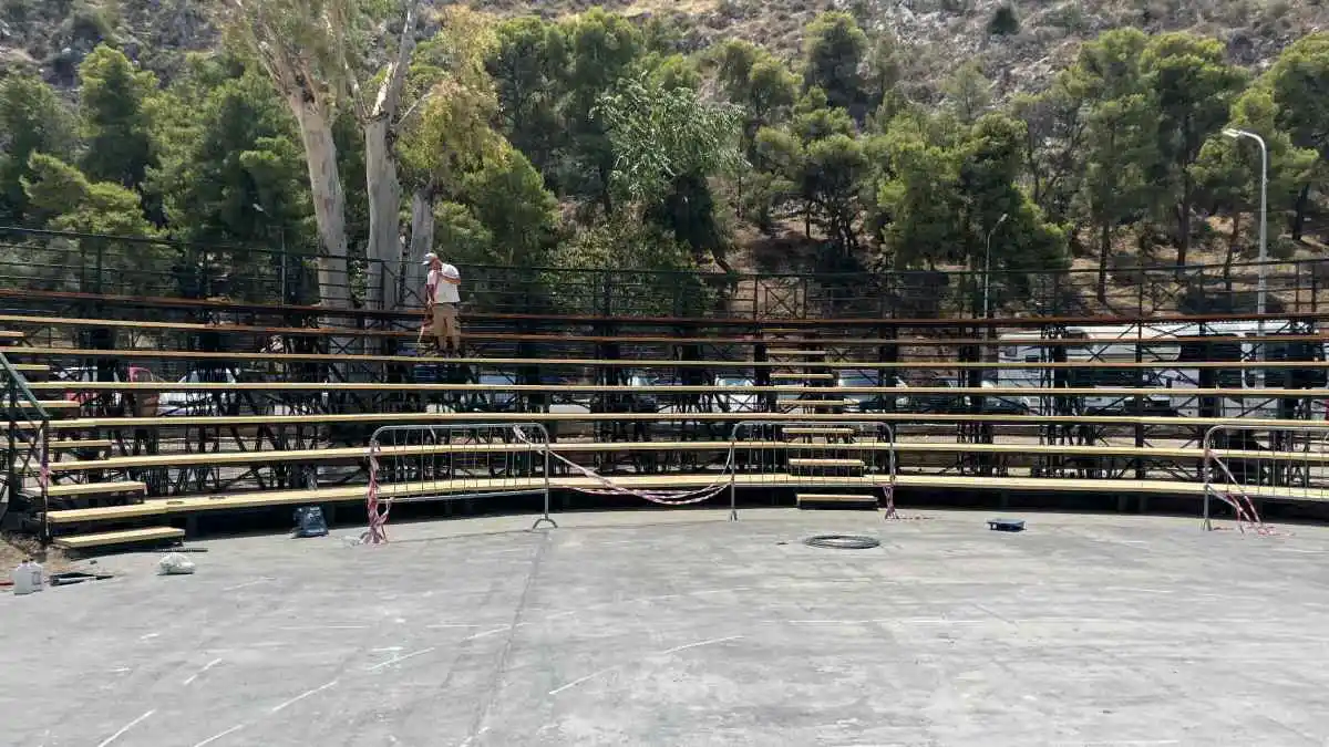 Νέα καθίσματα στο Θεατράκι ΟΣΕ Ναυπλίου