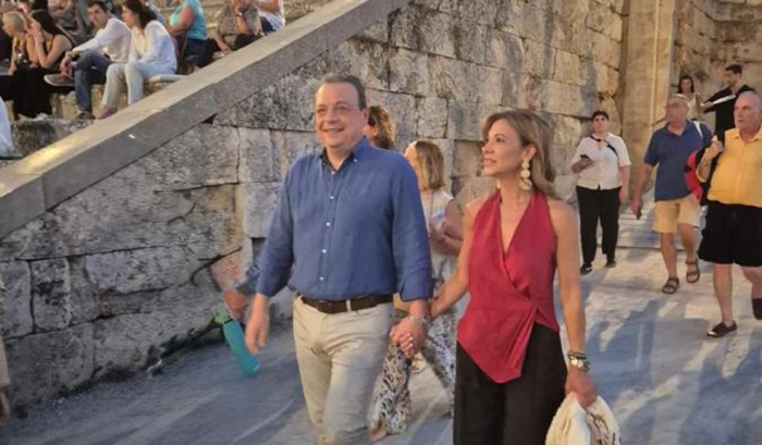 O Σωκράτης Φάμελλος είδε «Οιδίποδα» και μίλησε με πολίτες στο Λυγουριό