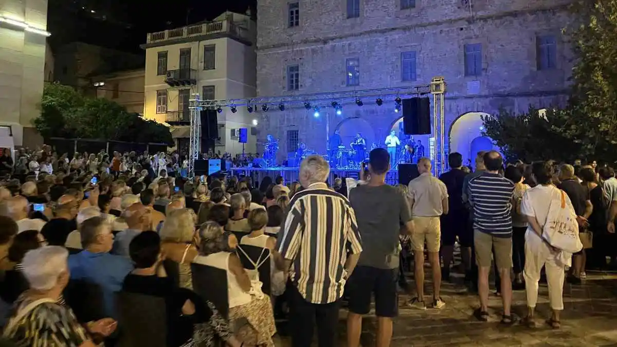 Το 34ο Φεστιβάλ Ναυπλίου έριξε αυλαία με μουσική και συγκίνηση στην Πλατεία Συντάγματος