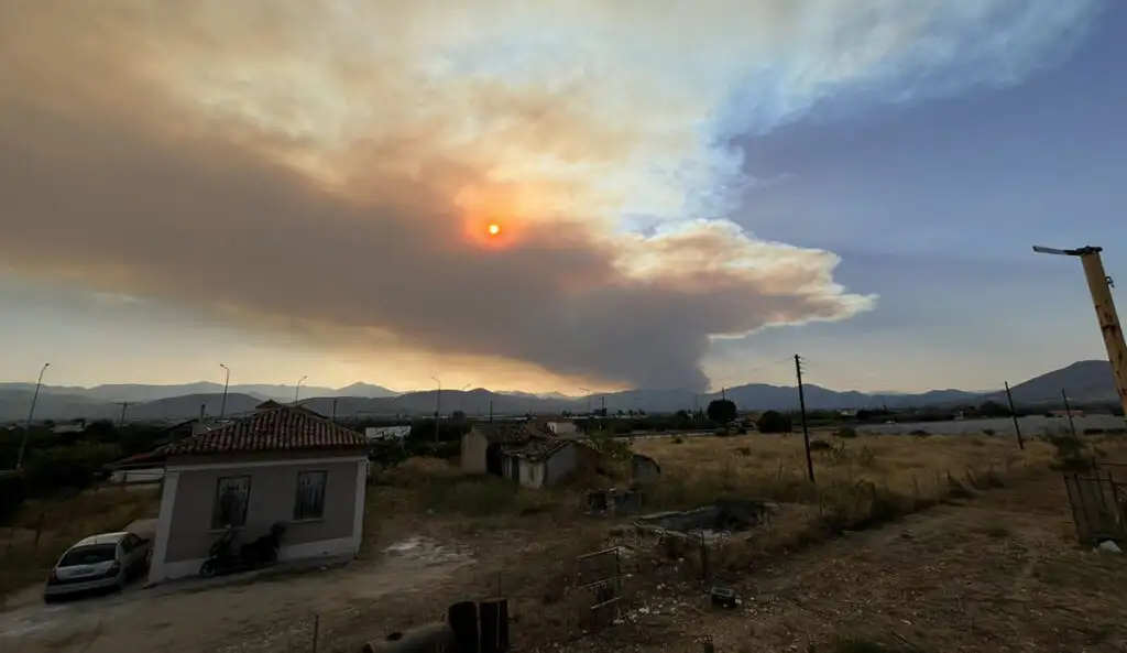 Η φωτιά στον Φενεό από την Πουλλακίδα