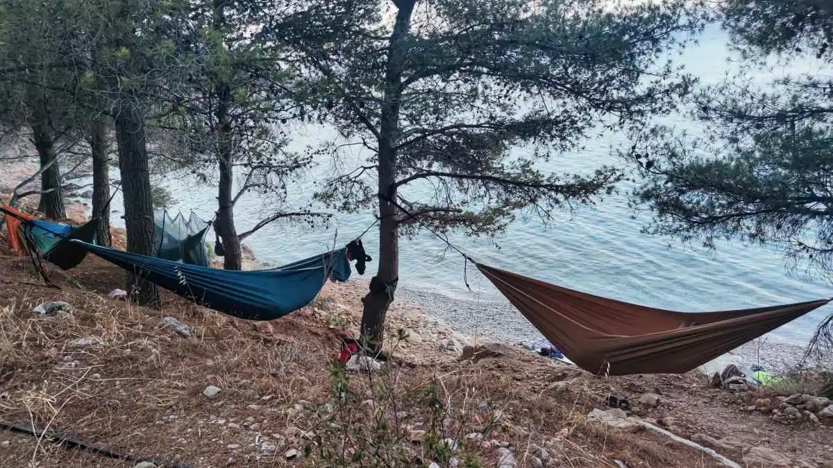 Ελεύθερο κάμπινγκ στην Αρβανιτιά – Καλοκαιρινή «απόδραση» δίπλα στη θάλασσα