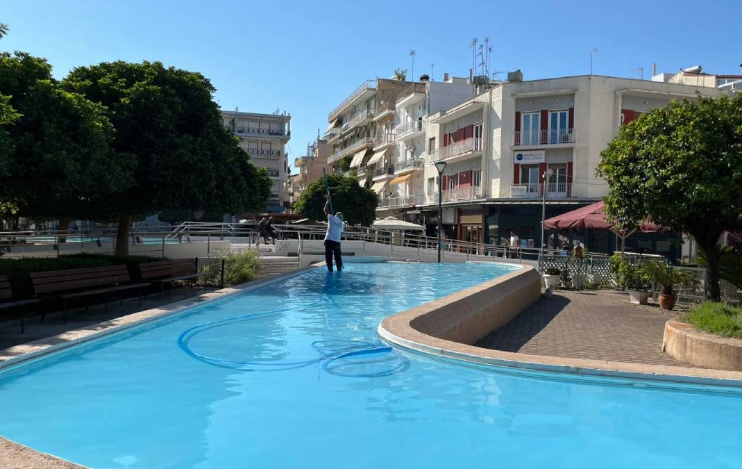 Καθαρίζεται το τεχνητό ποταμάκι στην πλατεία Αγίου Πέτρου στο Άργος