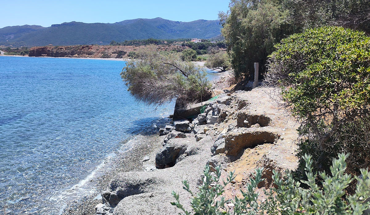 Χάνεται η παραλία στον Ξιφία Μονεμβασιάς – SOS για τη διάβρωση