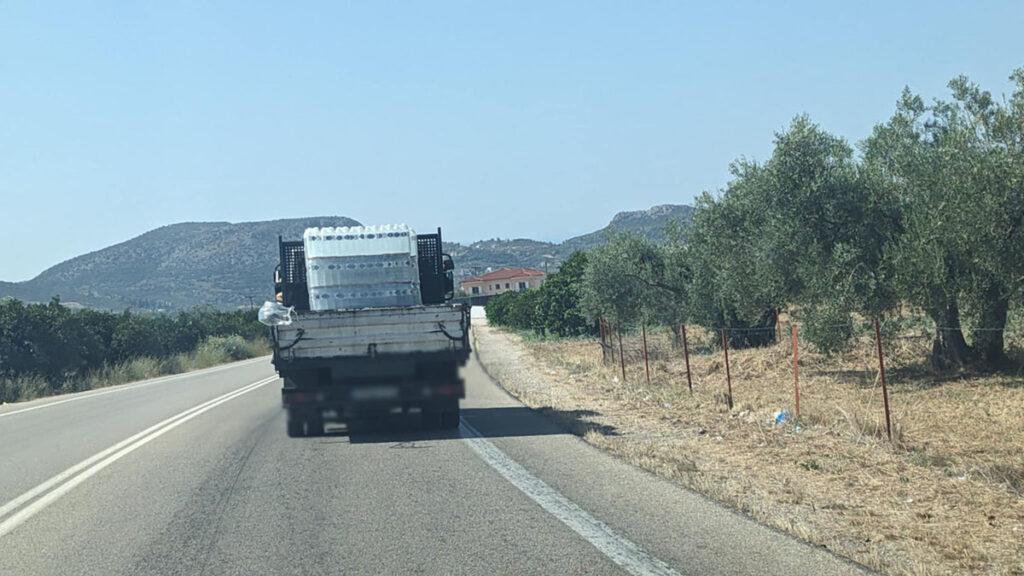Επικίνδυνη μεταφορά εμφιαλωμένου νερού στην Αργολίδα