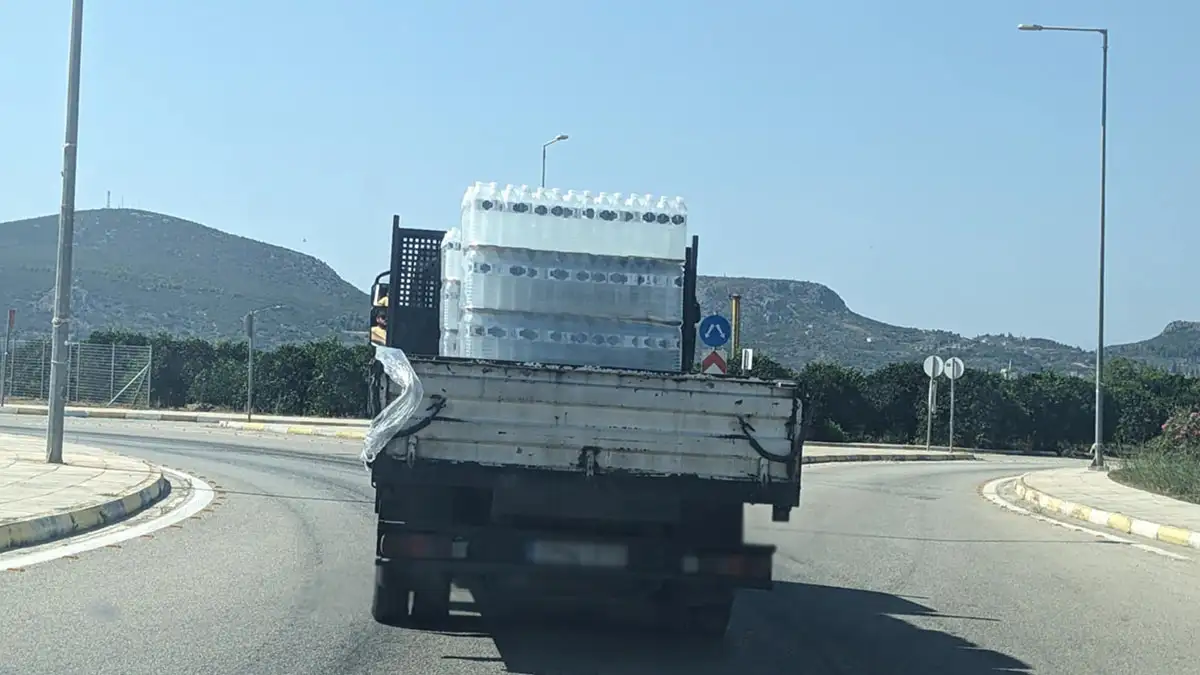 Πώς να μην μεταφέρετε εμφιαλωμένο νερό – Κινούμενος κίνδυνος στην Αργολίδα