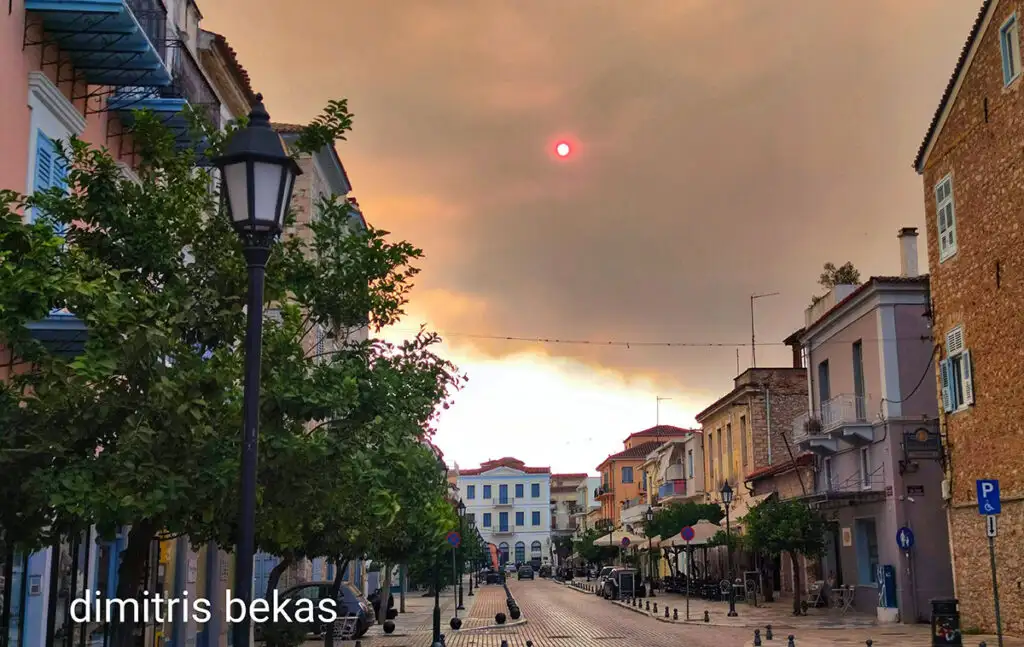 Εικόνα στο Ναύπλιο από τη φωτιά στον Φενεό